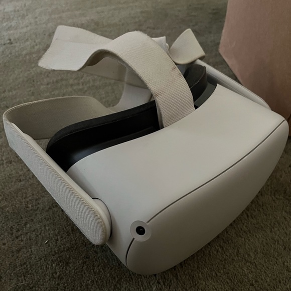 Oculus Quest 2 VR Headset - Picture 2 of 11